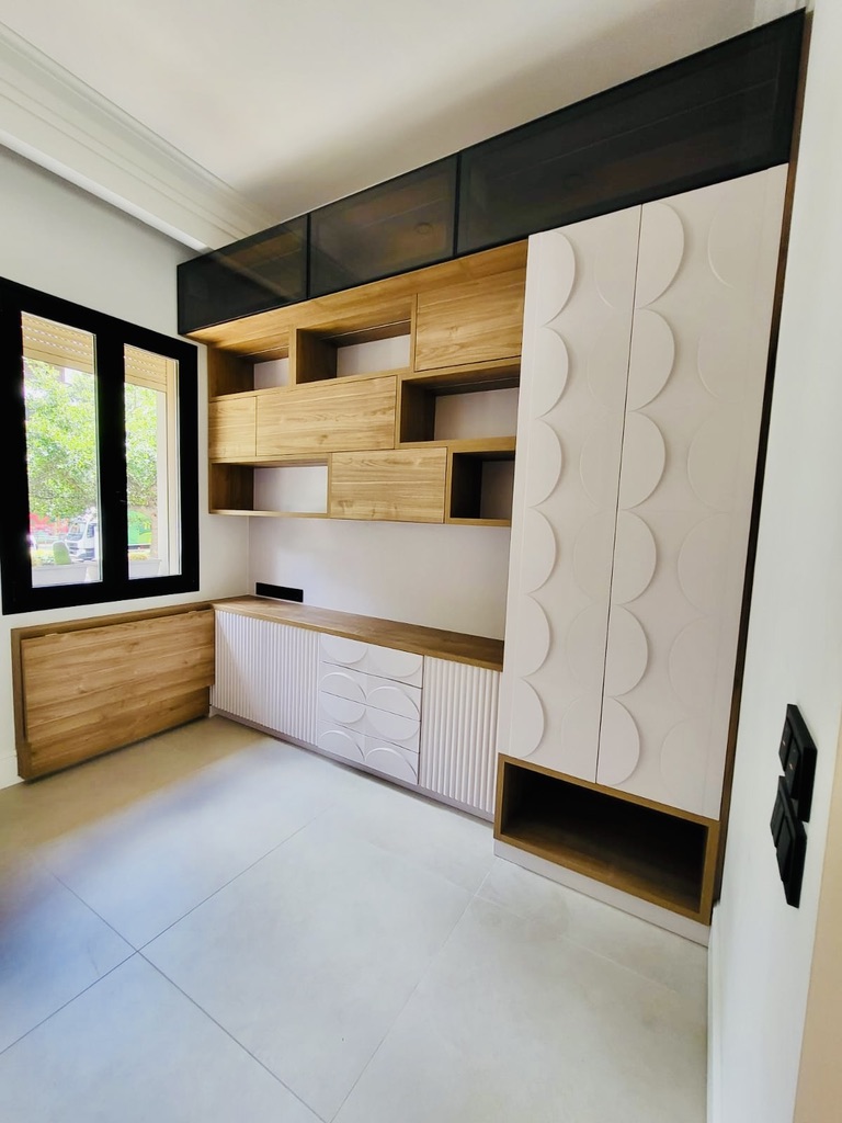 Mueble de Escritorio con Almacenamiento Integrado y Detalles Decorativos