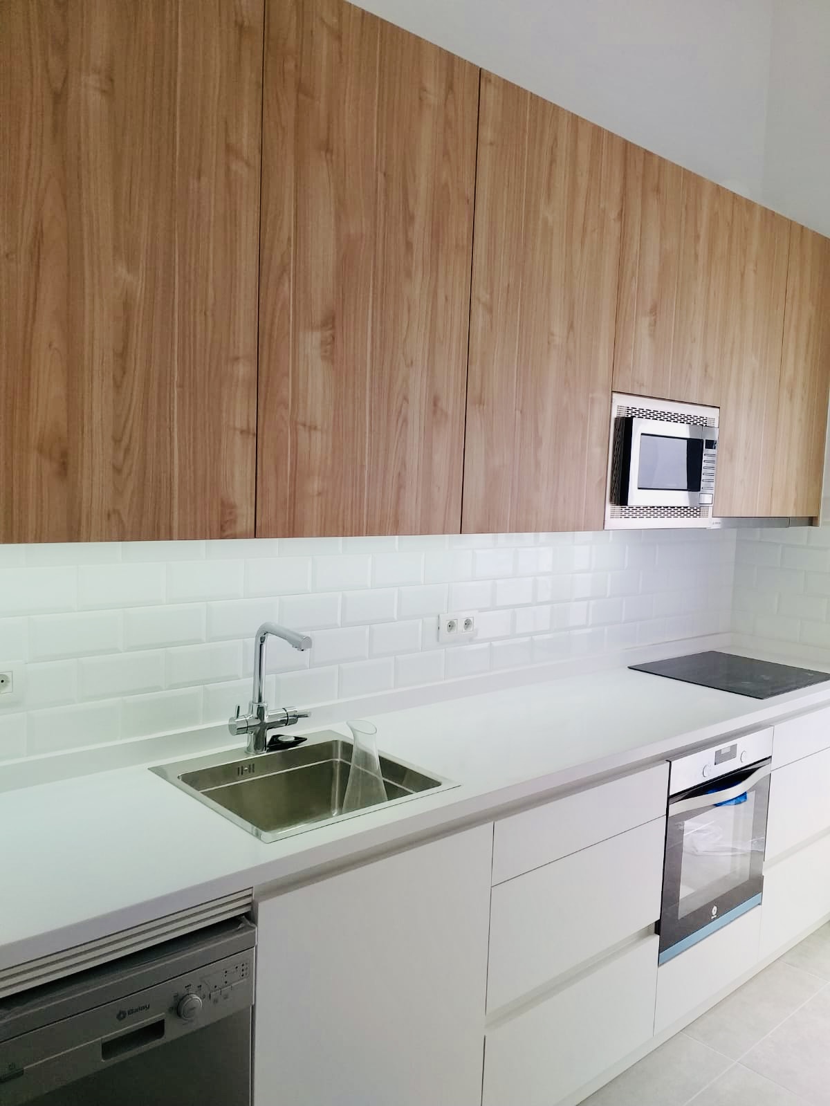 Cocina Moderna con Acabado en Madera y Blanco