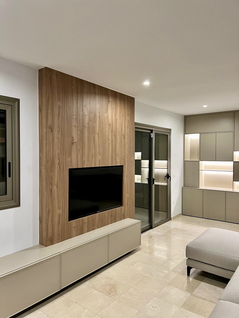 Mueble de TV con Panelado de Madera y Almacenamiento Integrado