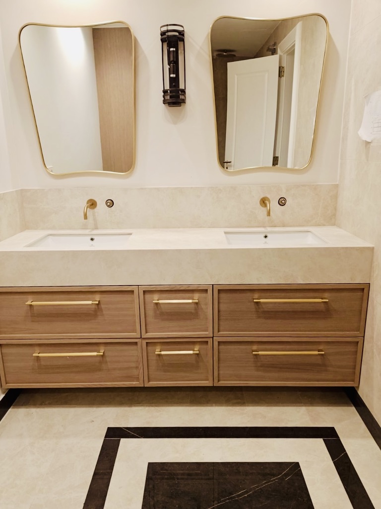 Mueble de Baño Doble con Acabado en Madera y Detalles Dorados