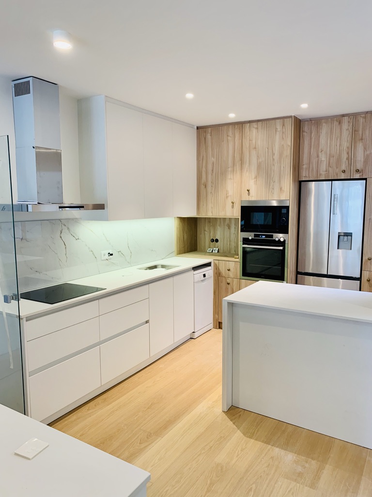 Cocina Moderna con Acabado en Madera y Blanco