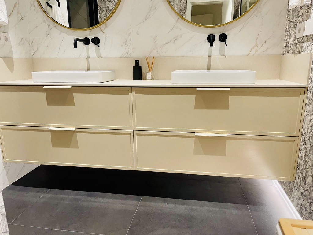 Mueble de Baño Elegante y Funcional