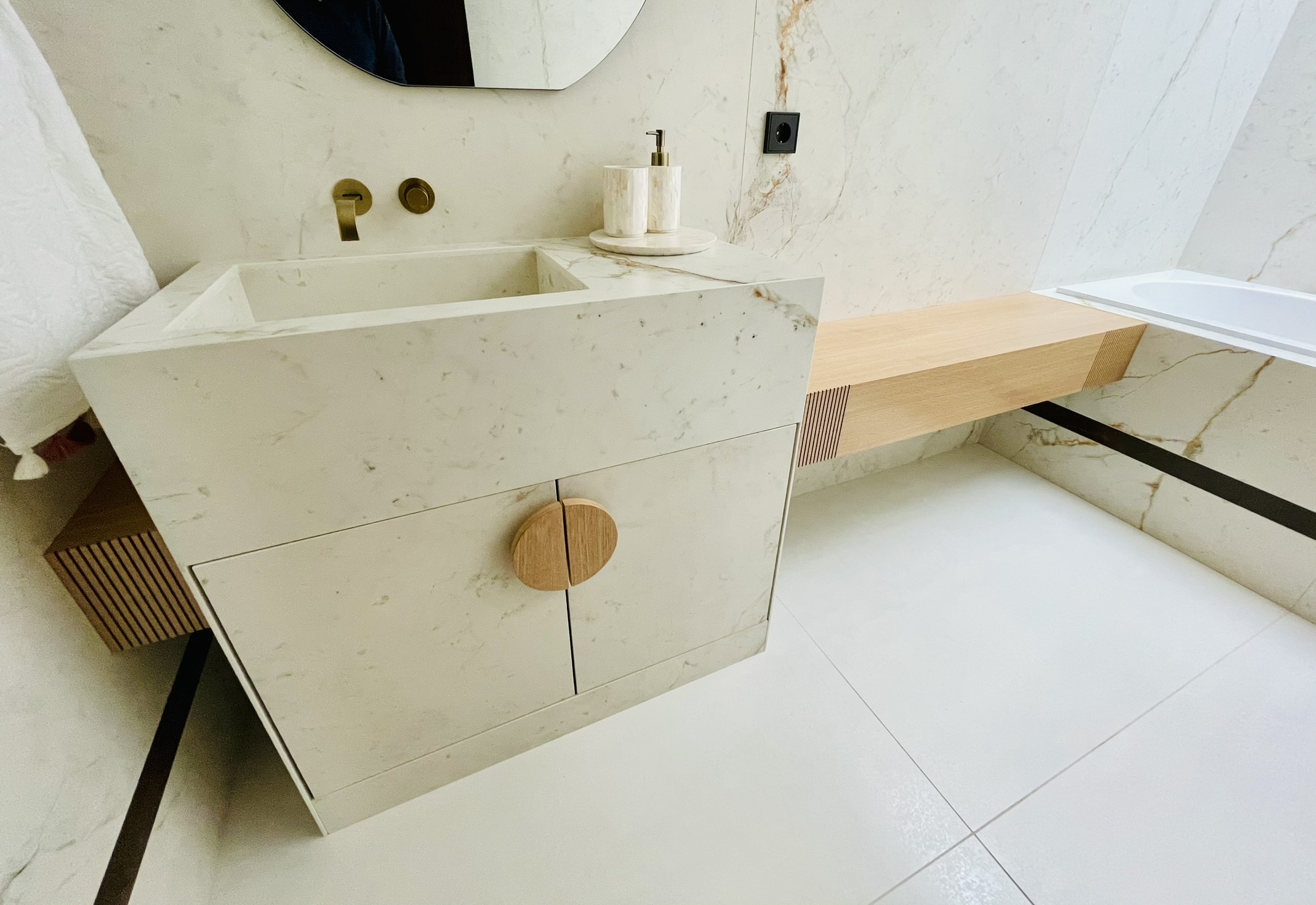 Mueble de Baño de Mármol con Diseño Moderno y Detalles Naturales