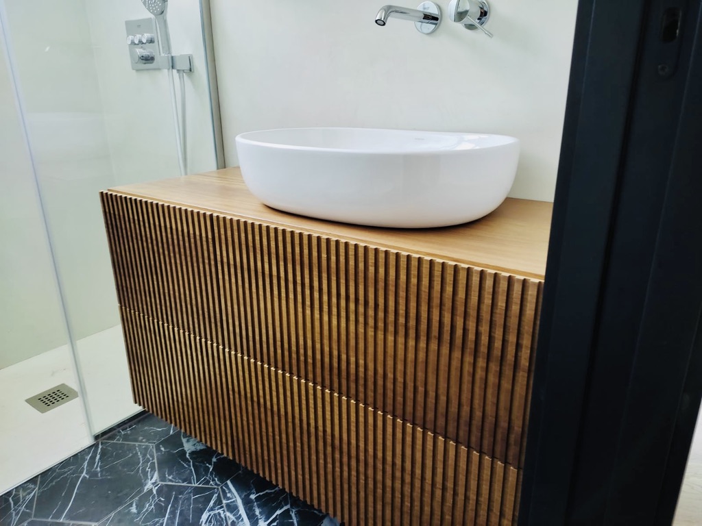 Mueble de Baño con Lavabo Sobreencimera y Acabado en Madera Acanalada