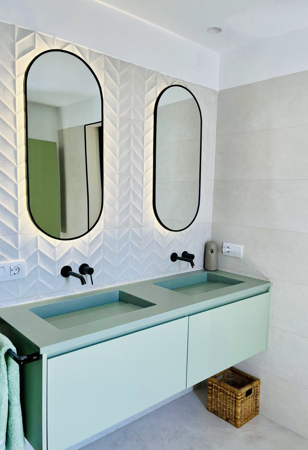 Mueble de Baño con Encimera en Solid Surface Verde y Espejos Retroiluminados