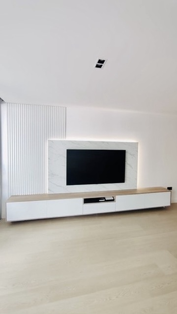 Mueble de TV a medida con panelado trasero integrado