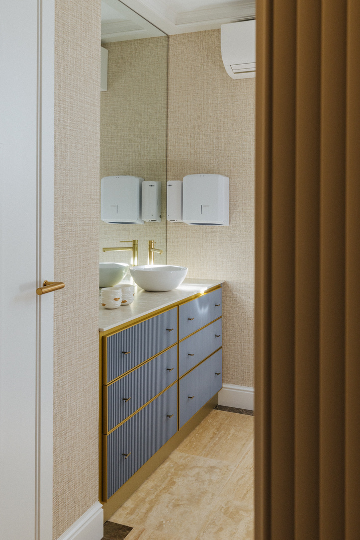 Mueble de baño profesional con estética contemporánea