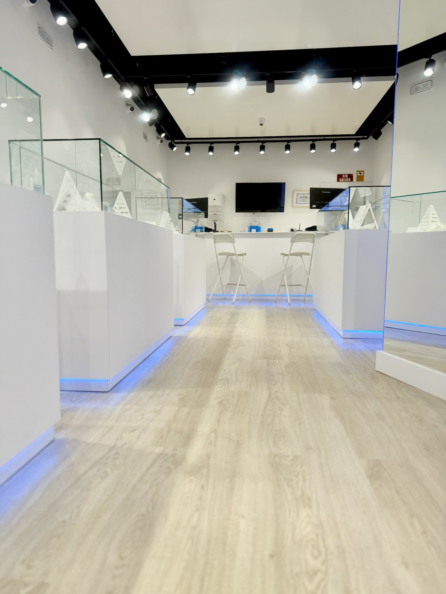 Mobiliario comercial para Joyería Te Quiero