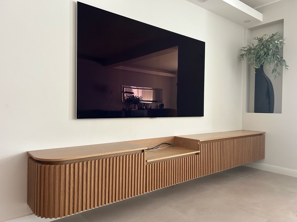 Mueble de TV suspendido en acabado roble