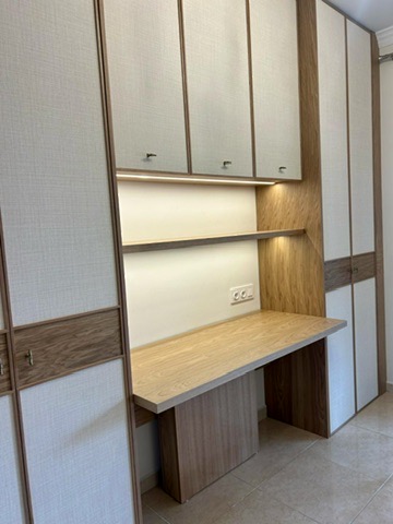 Mueble de Salón con Escritorio Integrado y Gran Capacidad de Almacenaje