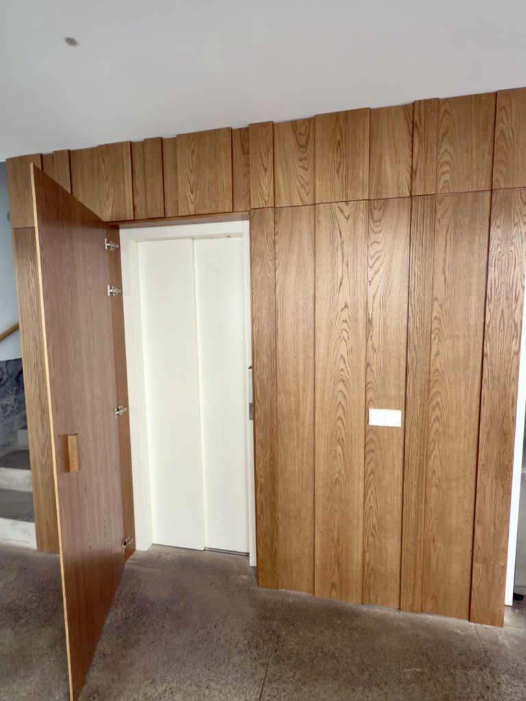 Forrado de Roble Natural con Puerta Oculta Integrada