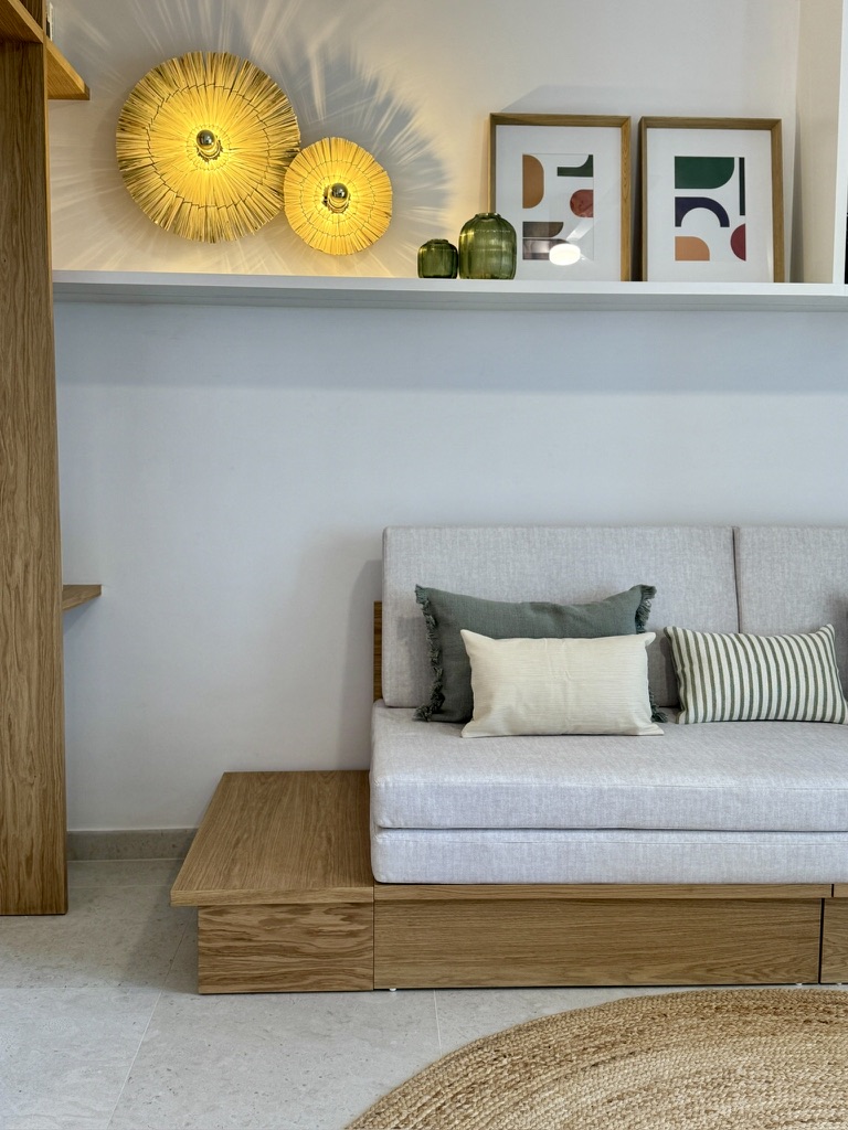 Mobiliario a Medida en Madera Natural para Salón y Zona de Paso