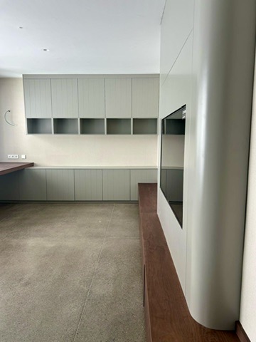 Mueble de TV con Escritorio y Almacenamiento en Acabado Nogal